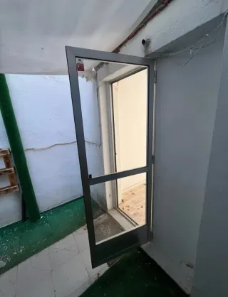 Puerta aluminio con marco