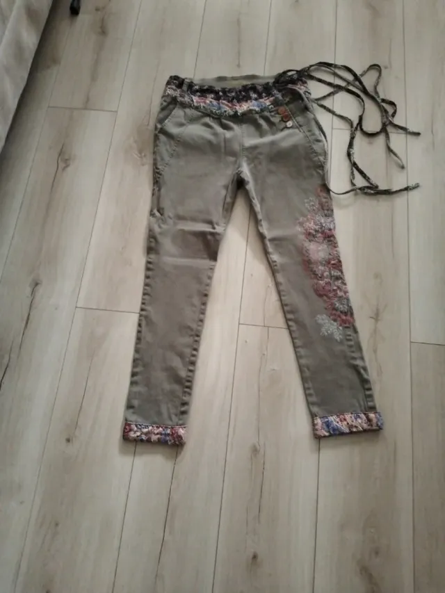 Pantalones verdes con bordado floral
