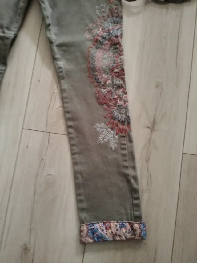 Pantalones verdes con bordado floral