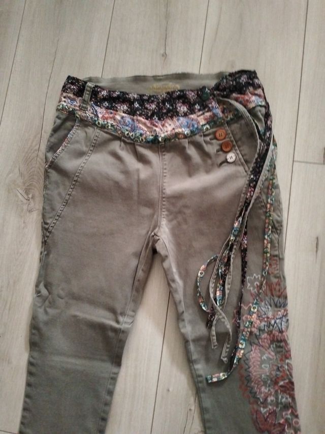 Pantalones verdes con bordado floral