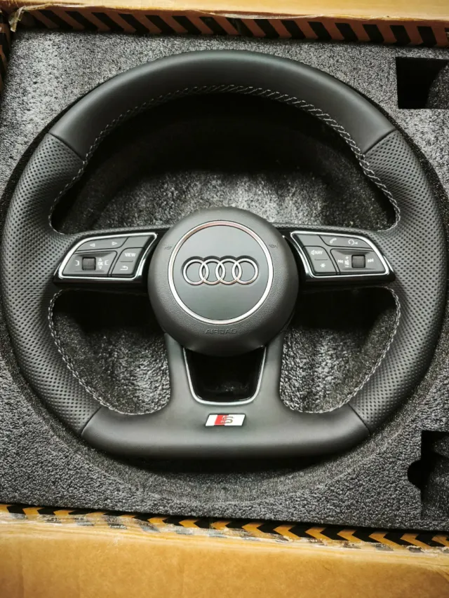 Volante Audi S Line Negro Perforado