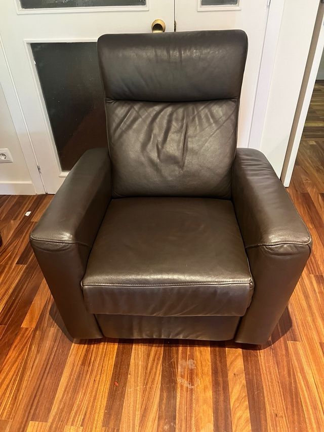 Sofá orejero de cuero marrón