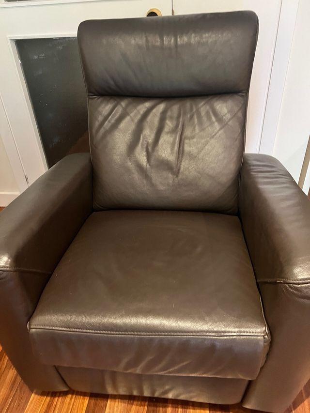 Sofá orejero de cuero marrón