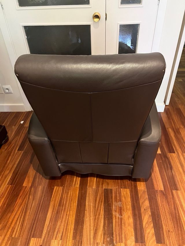 Sofá orejero de cuero marrón