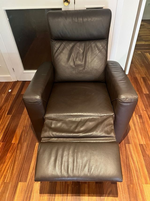 Sofá orejero de cuero marrón