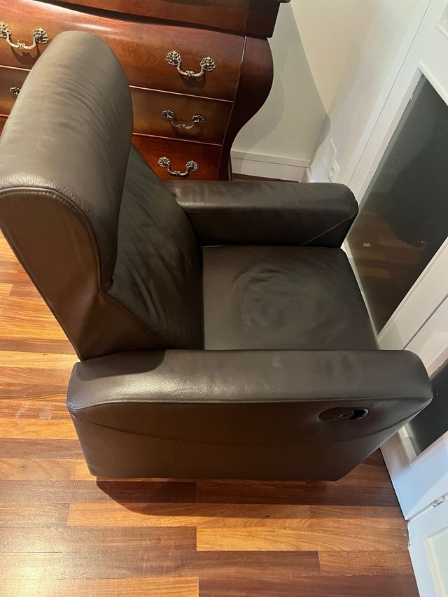 Sofá orejero de cuero marrón