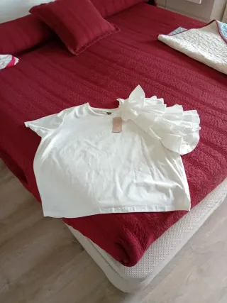 Camiseta blanca con volantes