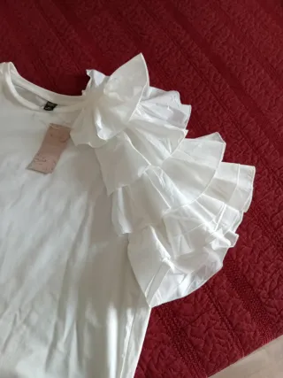 Camiseta blanca con volantes