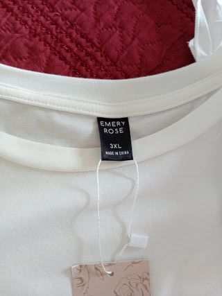 Camiseta blanca con volantes