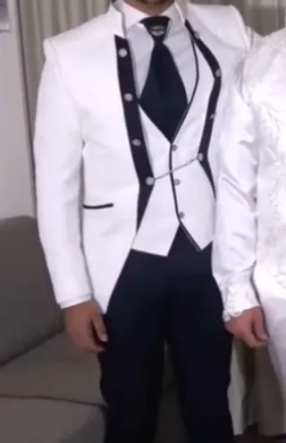 Traje de fiesta blanco y azul