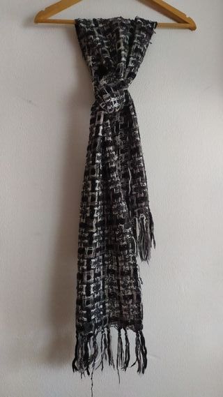 Bufanda estampado geométrico, negra, gris, blanca