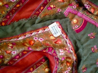 Pañuelo Benetton grande estampado floral