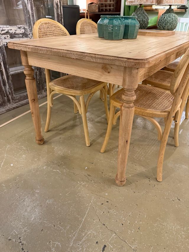 Mesa comedor de pino Avignon