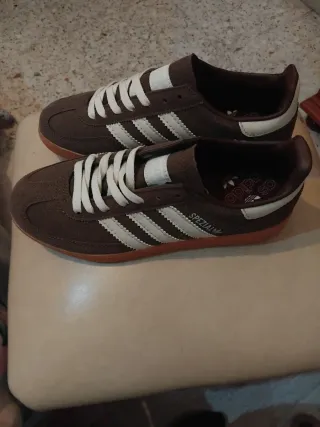 Zapatillas Adidas Spezial Marrones y Blancas