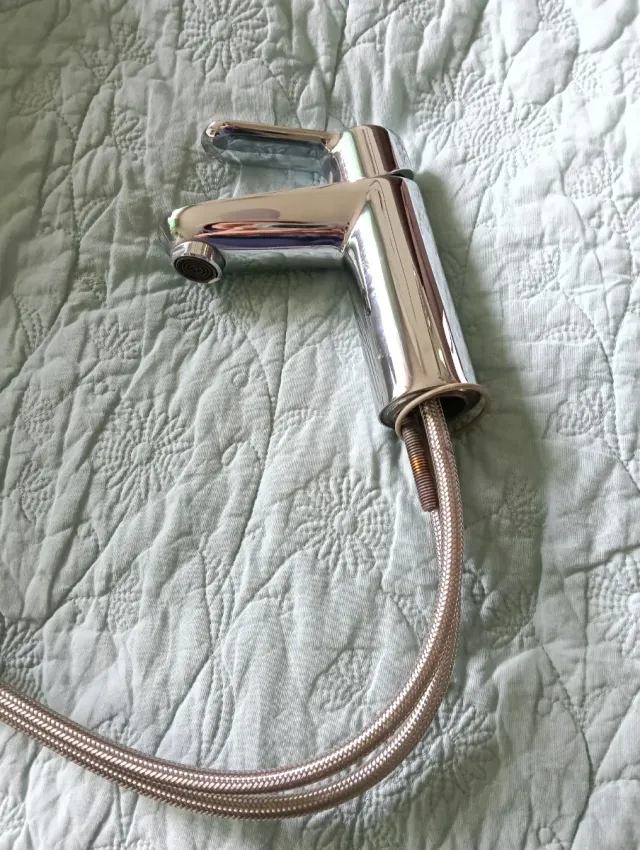 Grifo de lavabo metálico plateado