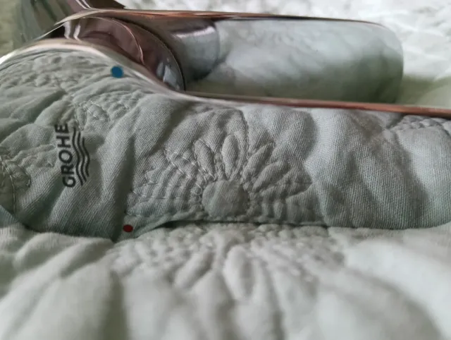 Grifo de lavabo metálico plateado