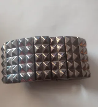 Pulsera de plástico plateada con tachuelas