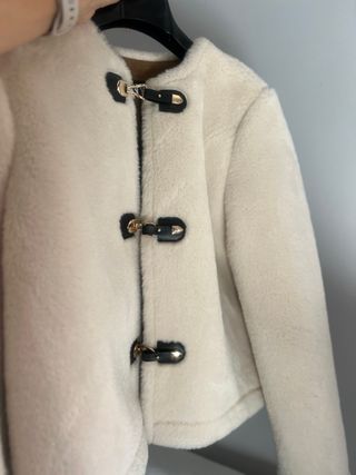 Abrigo pelo Zara beige/negro