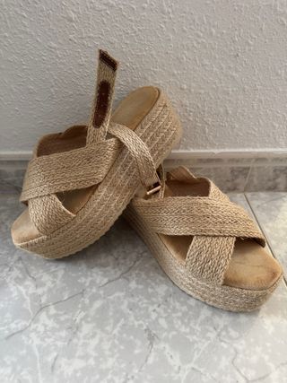 Sandalias cuña trenzadas beige