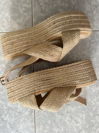 Sandalias cuña trenzadas beige