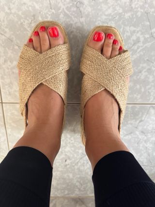Sandalias cuña trenzadas beige