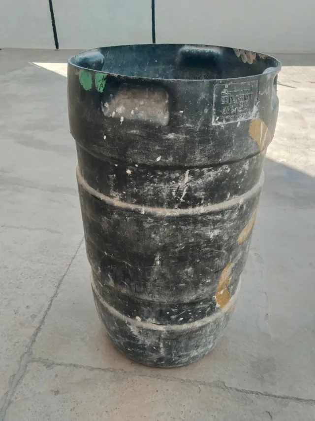 Barril de plástico negro grande