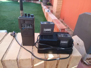 Emisora Teltronic PR-3100BF1 dos baterías cargador