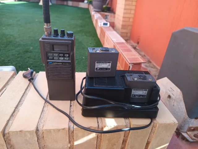 Emisora Teltronic PR-3100BF1 dos baterías cargador