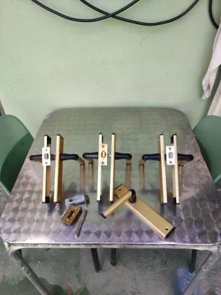 Manijas de puerta doradas