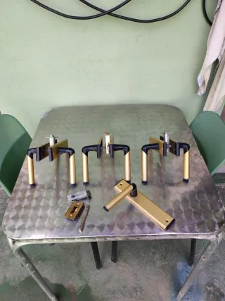 Manijas de puerta doradas