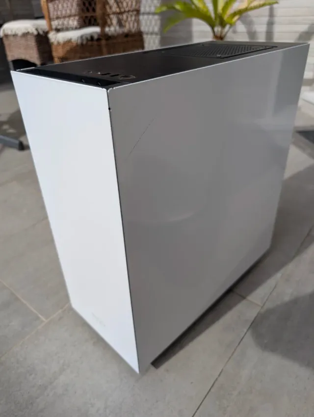 Torre NZXT Blanca con ventiladores