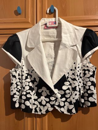 Vestido de tirantes blanco y negro con torera