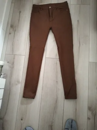 Pantalón marrón efecto piel