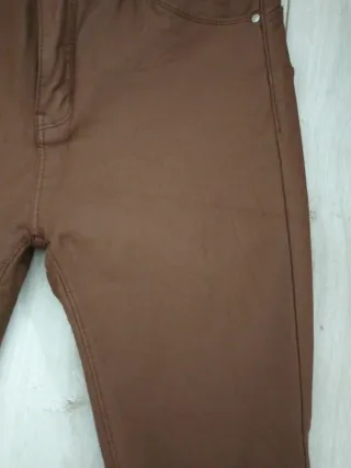 Pantalón marrón efecto piel