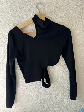 Camiseta negra manga larga con escote