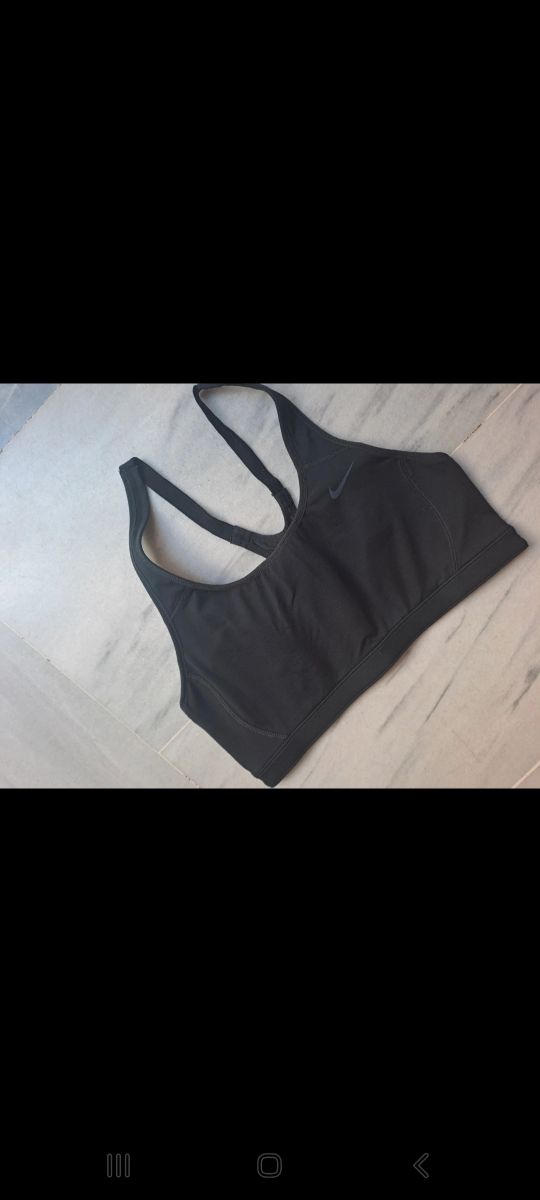 Top deportivo Nike negro