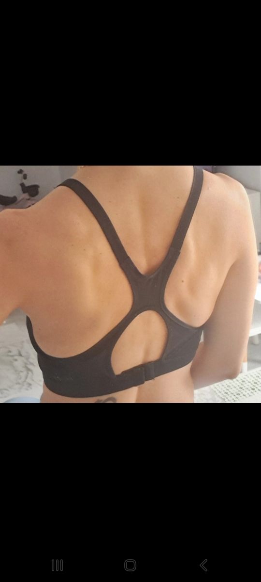 Top deportivo Nike negro