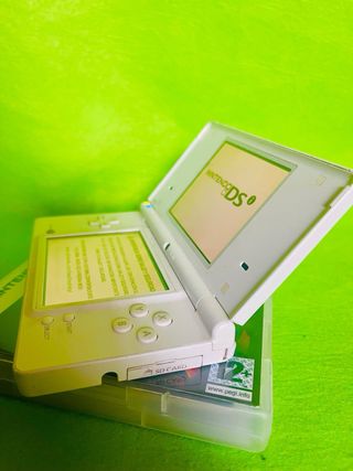 Nintendo DSi Blanca + Metroid Prime Hunters