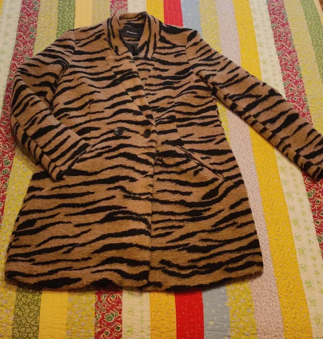 Abrigo de mujer con estampado de tigre