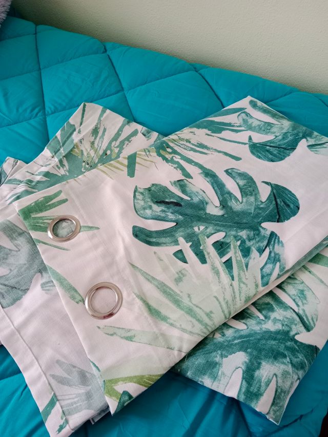 Cortinas de salón con estampado tropical