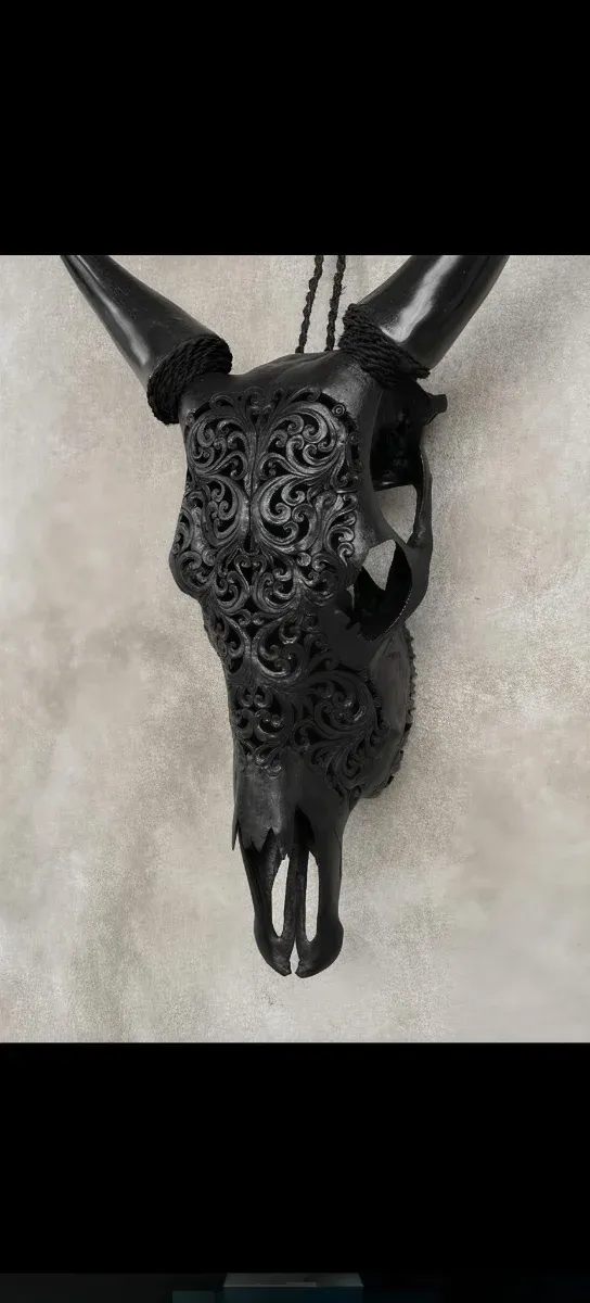 Escultura de calavera negra decorada