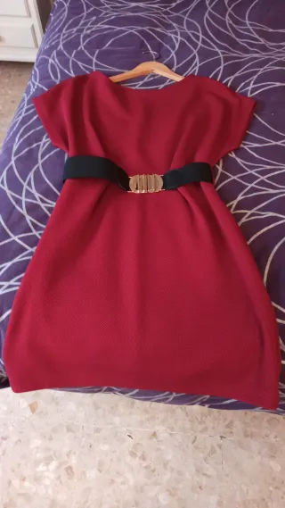 Vestido corto granate con cinturón