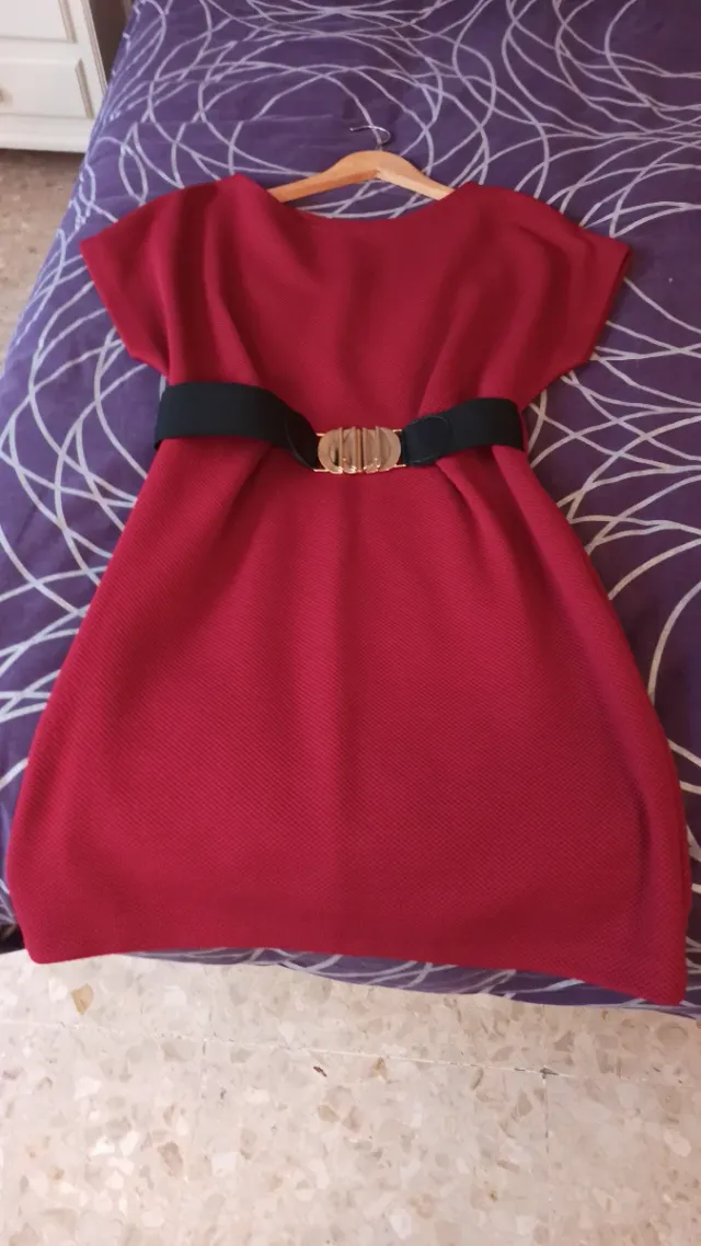 Vestido corto granate con cinturón