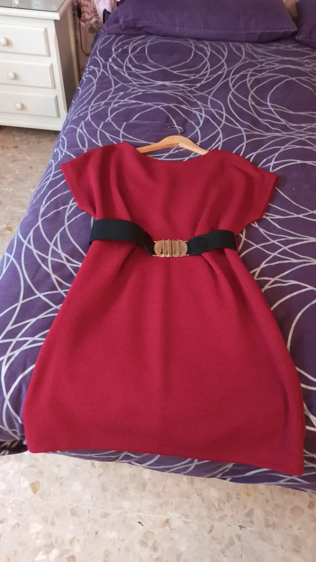 Vestido corto granate con cinturón