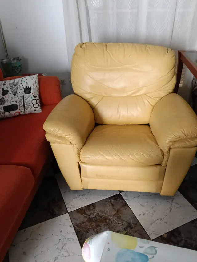 Sillón mecedora en piel.