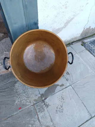 Caldera de cobre con trébedes