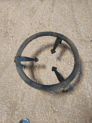 Caldera de cobre con trébedes