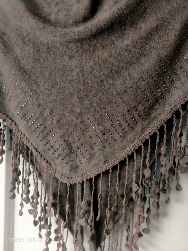 Pañuelo tipo poncho con pedrería