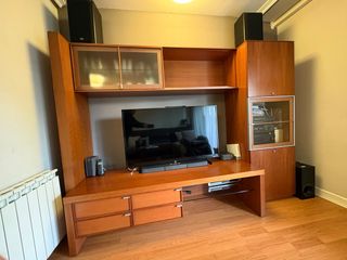 Salón compuesto por mueble, mesas y sillas