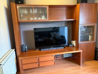 Salón compuesto por mueble, mesas y sillas